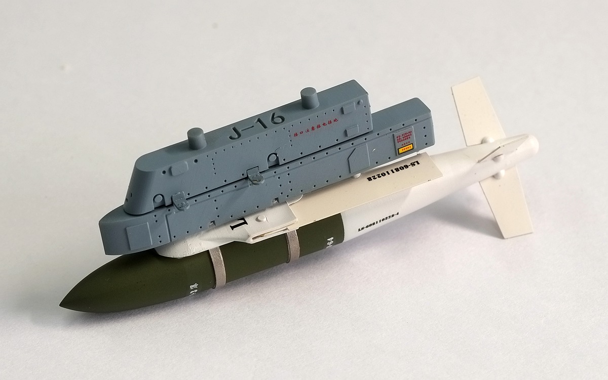 1/48 现代中国空军雷石-6卫星制导滑翔炸弹含挂架(2枚)