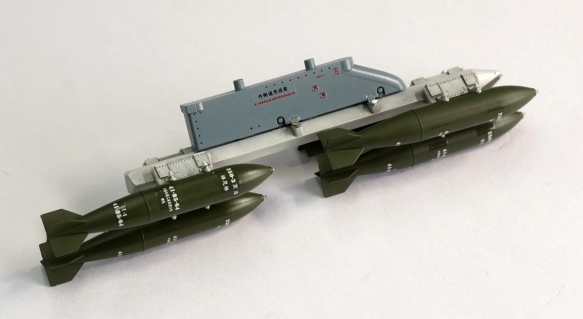 1/48 现代中国空军250KG常规炸弹含挂架(12枚)